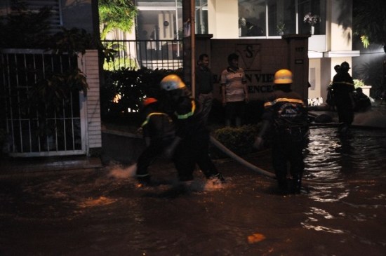 Ngập tầng hầm khách sạn 4 sao, hàng chục xế hộp ‘chết đuối’